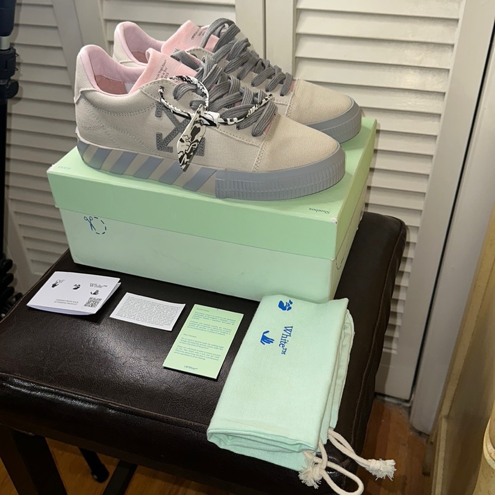 Off-White Vulc low Women Sneakers…